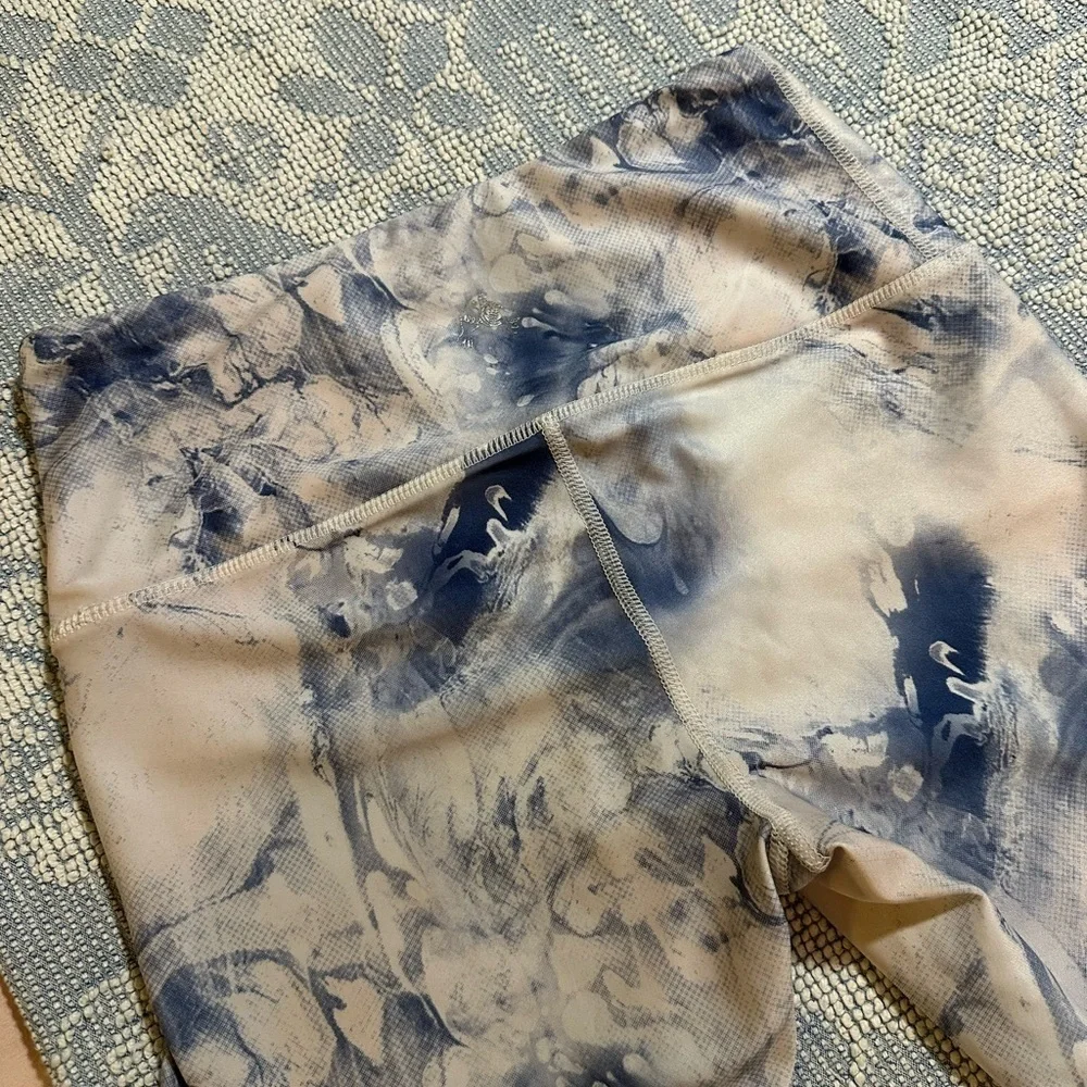 LOT of 2 - LULULEMON top sz 4 and 2 Bird leggings sz S